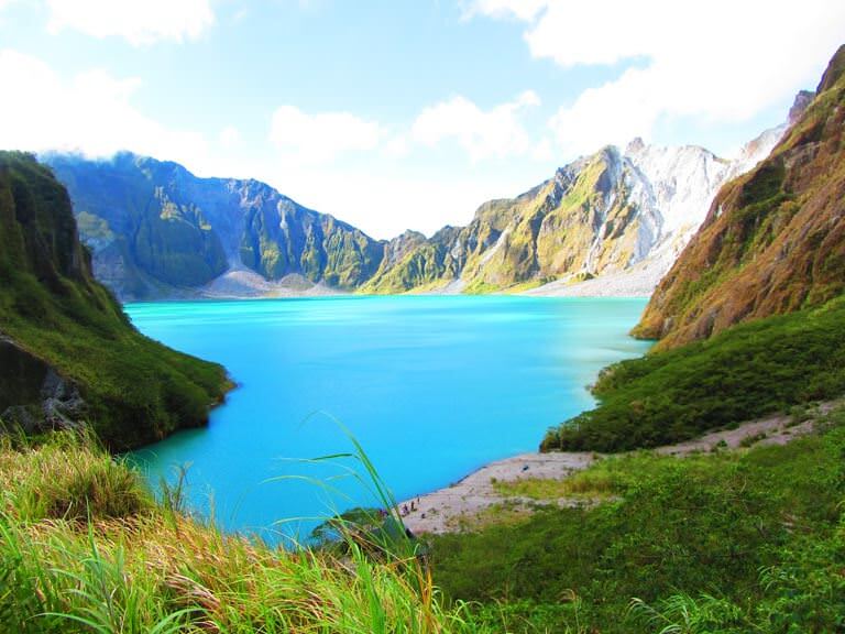 Filipinde krater gölü